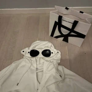 Cp company tröja  - Storlek M vit nästintill helt oanvänd Kvitto finns NK påse samt Kvitto fås med vid köp Nypris 3300