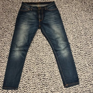 Nudie jeans - Säljer ett par snygga nudie jeans som är knappt använda. Skulle säga skick 9/10 då man ej på några sätt kan se att de är använda. Storlek w32 L32. De är bara att fråga om du undrar något. Pris kan diskuteras vid snabb affär.