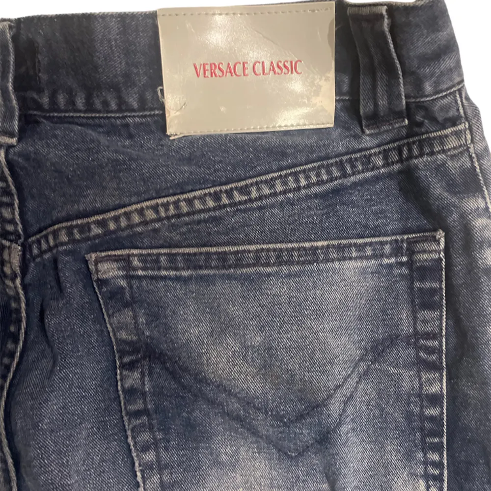 ett par vintage versace jeans. de är straight fit i storlek 34. sitter perfekt för någon som vill ha lite mer baggy passform.. Jeans & Byxor.