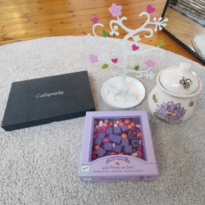 pyssel och annat  - smyckes-träd, pyssel, pärlor kalligrafi. Fråga gärna om fler bilder. Prisförslag är välkomna, annars gåre väl att ena sig om nåt :) 