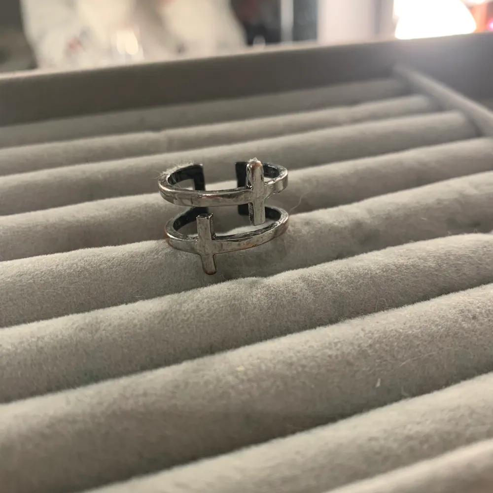 Cool ring med två kors typ!  📏 Mått: justerbar ca 17-19 mm. Accessoarer.