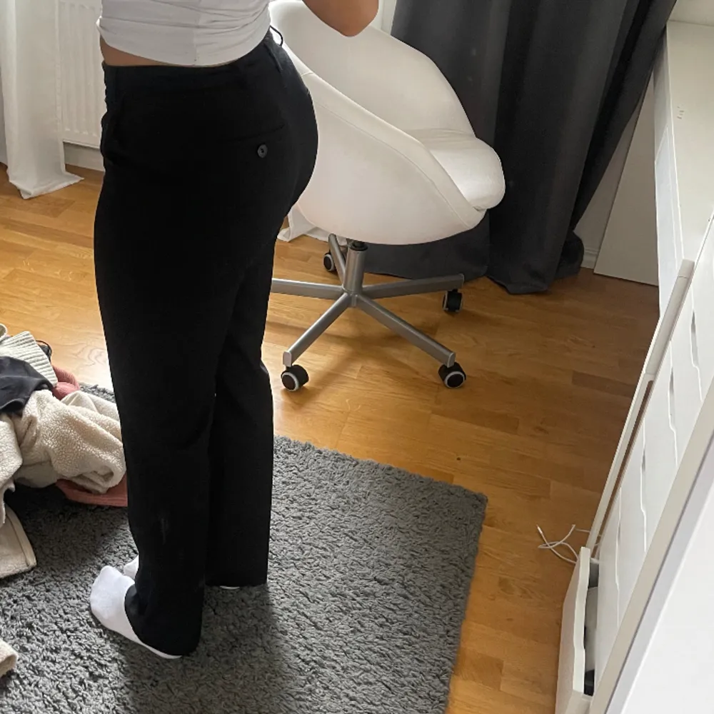 Fina lågmudjade kostymbyxor!💗 köparen står för frakten. Jeans & Byxor.