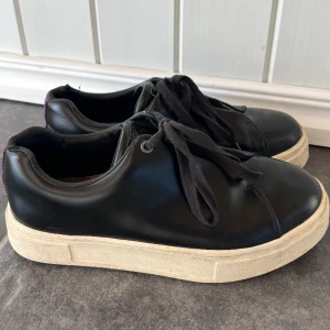 Eytys sneakers  - Säljer då de är lite stora… Finns några ”revor” fram och bak. Kan skicka fler bilder vid intresse!!🤗 Nypris: 2100kr  Mitt pris: 900kr