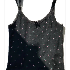 Blommigt linne - Jättegulligt linne🌹ganska kort, nästan helt oanvänt.