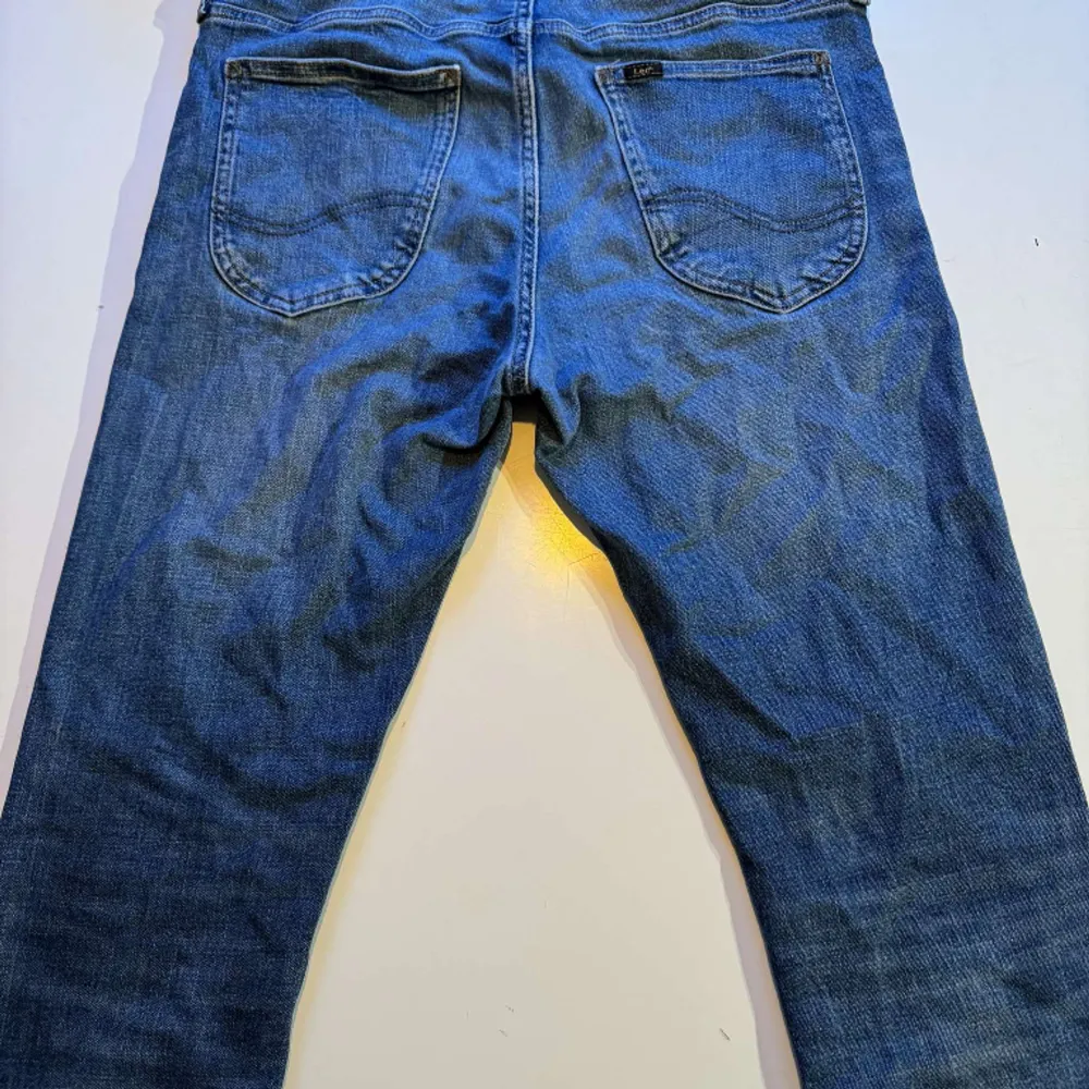 Tja! Säljer ett par feta Lee jeanso storlek W: 30 L: 34 Modell: Luke Hör av er vid fler bilder eller funderingar! Mvh  Hugo. Jeans & Byxor.