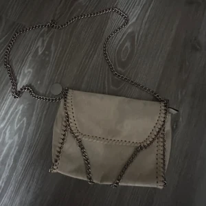 Vit väska  - Fin men lite sliten På sista bilden kan du se några fläckar 