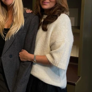 Stickad tröja - Stickad kortärmad tröja från Moa Matsson x NAKD, på andra bilden ser ni produktbilden från hemsidan men det är i den ljusa färgen på första bilden. 