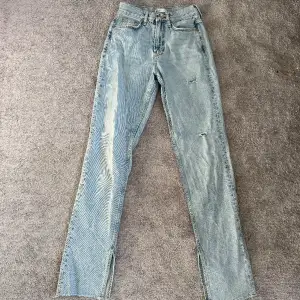 Fina ljusblå jeans från Gina med lite slitningar och slits. 