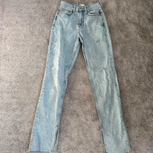Jeans med slits - Fina ljusblå jeans från Gina med lite slitningar och slits. 