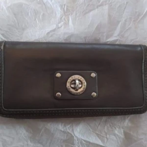 Marc Jacobs by Mark Jacobs plånbok!. - Använd men i gott skick!.