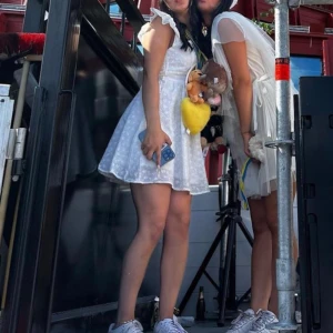 Studentklänning  - Intressekoll på min utspringsklänning💌 använd 1 gång  Skriv vad ni hade kunna betala