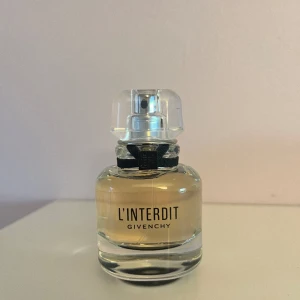 Givenchy L'Interdit EdP 35 ml - Parfym som luktar mycket gott. Knappt använd alls. 35 ml. Nypris 915 kr hos kicks
