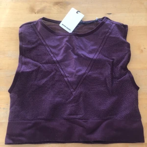 Supersnygg topp från Better Bodies!! - En supersnygg topp från Better Bodies. Helt Ny!! Fin lila färg.  Stl M. Kommer från rök samt djurfritt hem.