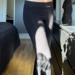 Svarta mjuka byxor  - -