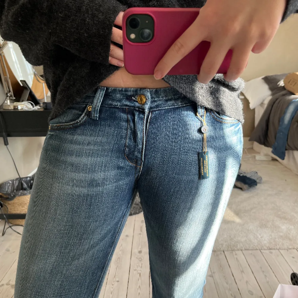 Vintage jeans som tyvärr är för små för mig💛skriv till mig för mer info😋. Jeans & Byxor.