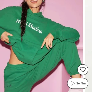Nicki studios mjukisset - Både hoodie + byxor ordinarie pris för båda 2199kr 