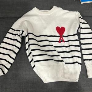 Ami Paris tröja  - Säljer en tvär vet Ami Paris tröja som jag inte använder längre. Använd ett fåtal gånger. Nypris 3800. Mitt pris 1500