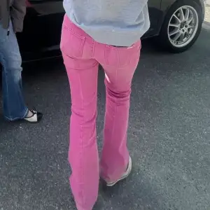 Så snygga rosa jeans, bootcut!!