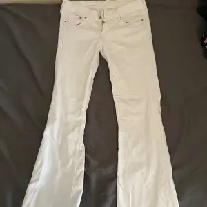 Vita låga utsvängda jeans, lite styva/hårda men fina. Köpta secondhand och är i storlek 27/32, typ S/XS och väldigt små/petite. Aldrig använda av mig, är i bra skick. Hämtas på min adress i Malmö.