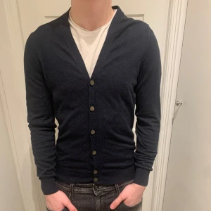 Massimo dutti kofta  - Säljer min Massimo dutti kofta i storlek M men passar mer S. Det finns inga defekter. Skriv om du har några funderingar:) Först till kvarn:) 