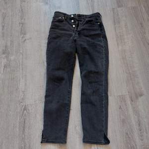 Grå svarta mom jeans i stl 36 från H&M. Köpta för ca 400kr, nyskick så säljer för 250kr+frakt. Skriv priv vid intresse eller frågor🫶🏼
