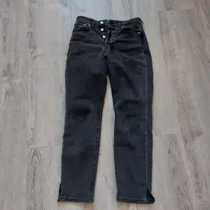 Grå svarta mom jeans i stl 36 från H&M. Köpta för ca 400kr, nyskick så säljer för 80kr+frakt. Skriv priv vid intresse eller frågor🫶🏼