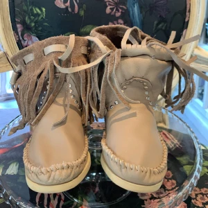 Hector moccasiner 36 - Säljer nu dessa världens skönaste moccasiner från Hector. Köpte flera par och bl a dessa i Milano, men har inte hunnit gå in dem ännu så de är som nya 💖 om du inte vet vad det är för skor så berättar jag gärna 💞