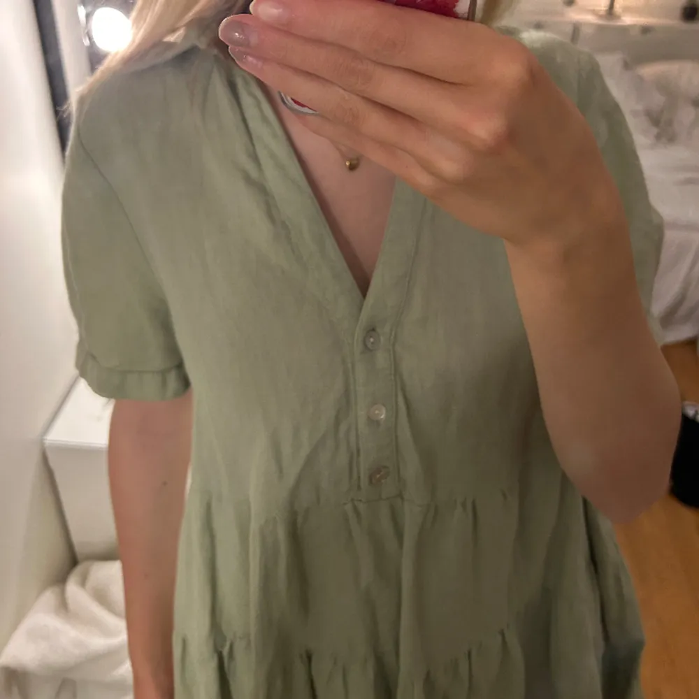 en grön skjortklänning från zara köpt i Barcelona och använd fåtal gånger💚 är i storlek M men passar en S bra. . Klänningar.