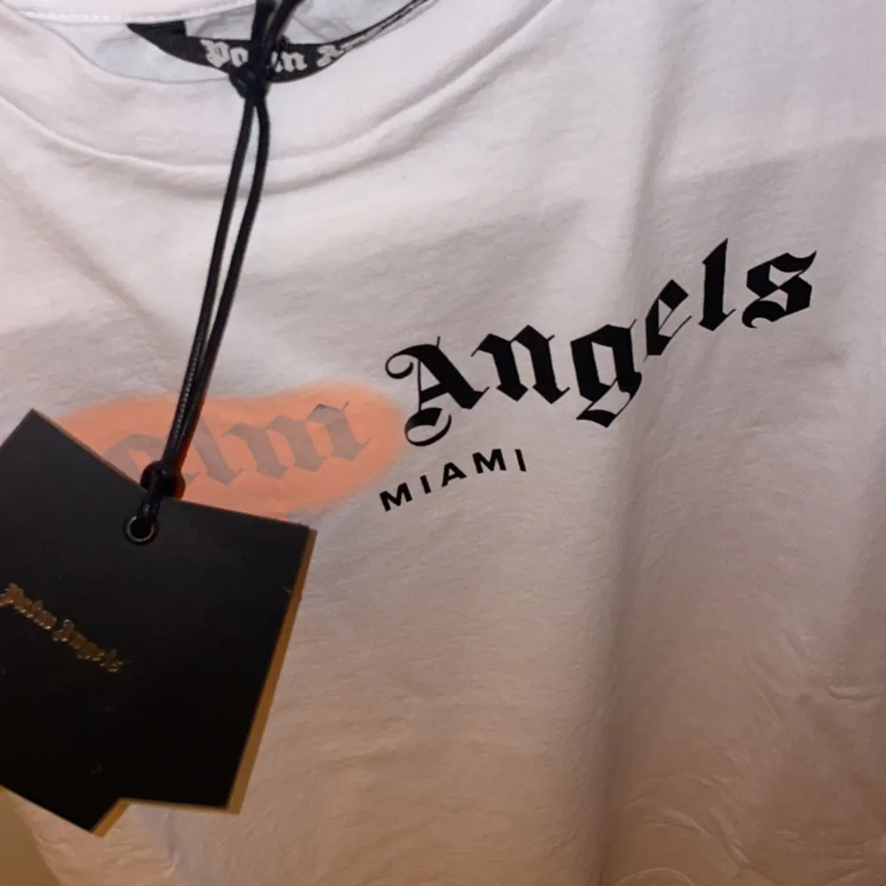 Säljer min fräscha Palm angels t-shirt. Använd 1 gång och skicket är som nytt! Storlek M och sitter som en M. Köpt i butik här i Malmö för 2200kr.. T-shirts.