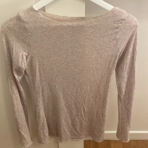 Beige intimissmi tröja  - Beig intimissmi tröja, använd fåtal gånger och därav mycket bra skick💕