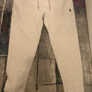Ralph Lauren byxor  - Dessa Ralph lauren gråa mjukis byxor är inprincip helt nya och har inga defekter. De är väldigt bekväma och passar till det mesta enligt mig. De är såklart helt äkta och är väldigt populära.
