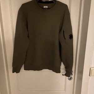 CP company tröja - En mycket snygg tröja från CP Company. Den är 100% äkta som man ser på Certilogo. En tröja som är perfekt inför fotbolls matcherna i vår. Nypris: 2400 Mitt pris: 900