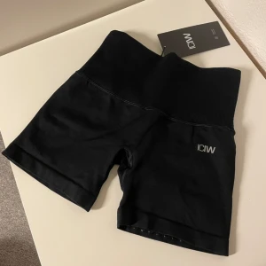 Helt nya träningsshorts!!  - Säljer dessa helt nya träningsshorts från ICIW med lapp kvar!! Define seamless-kollektionen💞 Nypris 399kr 