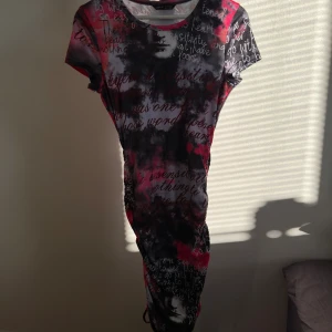 Klänning - Jättefin T-shirt klänning från shein   Matrialet är stretchigt   Minns inte vad jag köpte den för   Mitt pris 50 + frakt