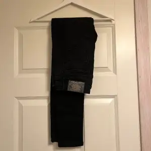 Svarta jeans från Crocker, storlek 27x32