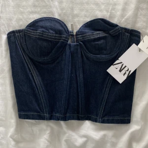 Zara topp - Ny jeanskorsett från zara, aldrig använd. Storlek M men mer som en S. Nypris 430 säljer för 220✨
