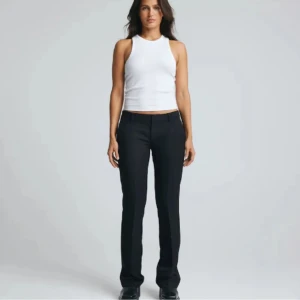 Lågmidjade kostymbyxor  - Säljer mina svarta lågmidjade kostymbyxor ifrån bikbok, pga att de blivit för små💕 de är modellen vera i strl 34! Jag köpte dessa för 400, ett par nya just nu kostar 500!