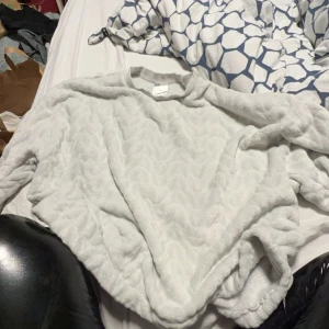 Mjuk tröja - Mjuk vit tröja  Strl L Använd i fint skick  Finns i Visby 