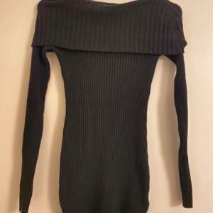 Svart of shoulder kläning ifrån Urban outfiters, är helt ny köptes för 550 och är aldrig använd