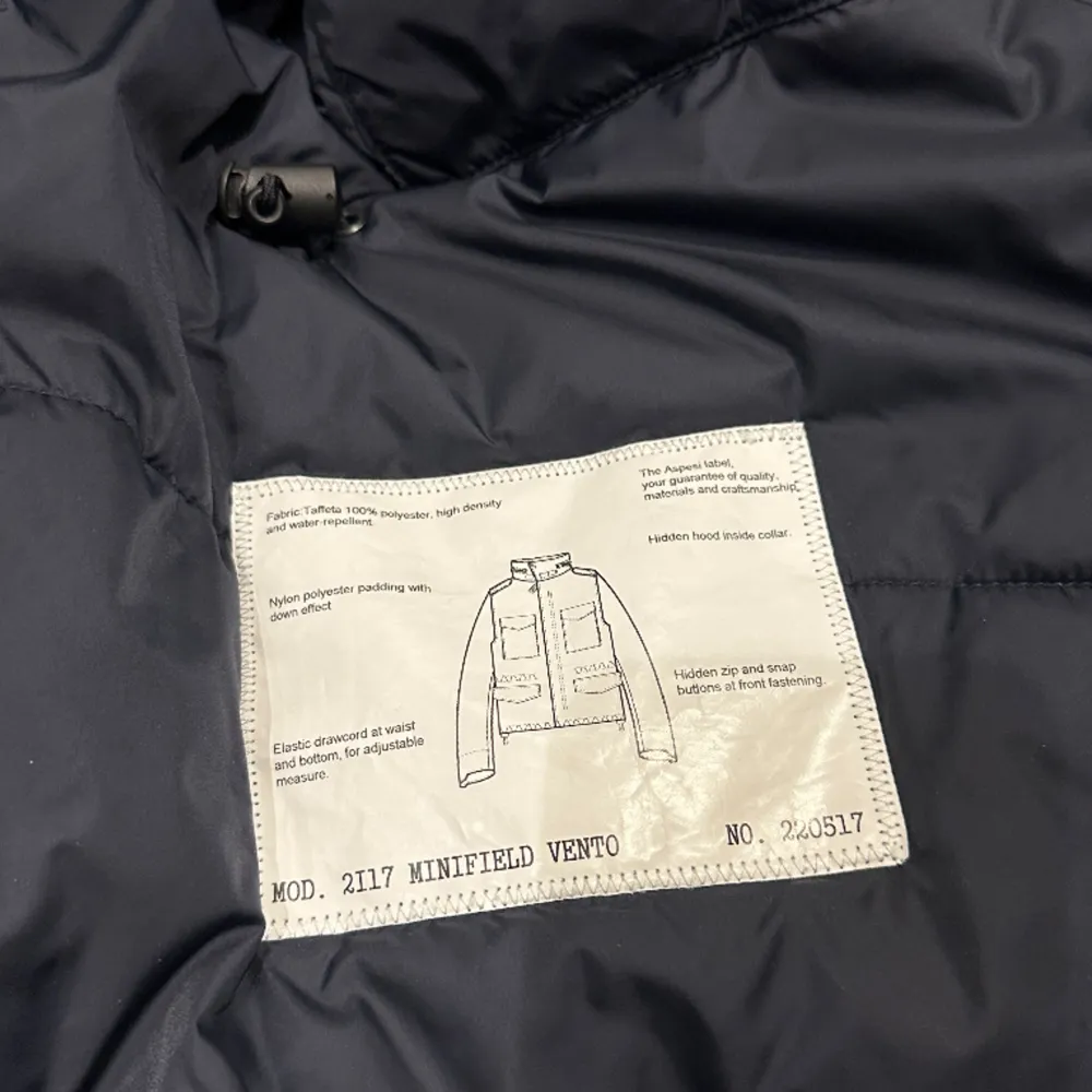 Säljer en asschysst Apsesi Minifield jacka som aldrig använts pga att den är fel storlek, köpte för 7000 och säljer för 4500. Jackan passar perfekt under vinter, höst och kallare vårdagar.  Tveka inte på att höra av er!. Jackor.