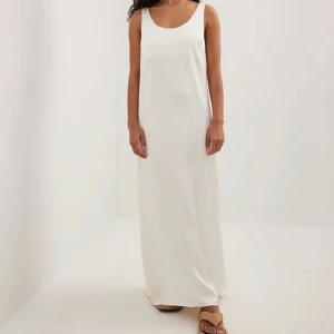 Vit klänning  - En super fin vit långklänning från Moa Matsson x NA-KD💗 aldrig använd därför säljs den för 500kr (ny pris 599kr)🤗 