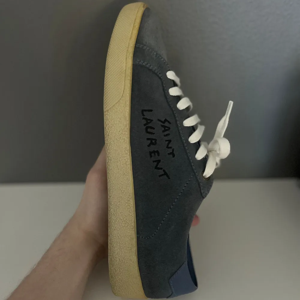 đ Saint Laurent Trainers | Top skick. 9/10 | MörkblĂ„a | Storlek 40 passar bĂ„de 40 o 41 | Givetvis Ă€r dom Ă€kta, box ingĂ„r | Kostar ca 7k nya | Fraktar spĂ„rbart via PostNord eller Instabox | Hör av dig vid frĂ„gor eller andra funderingar! đ. KengĂ€t.