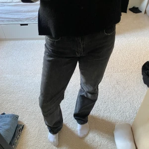 Jeans - Säljer mina jeans från zara. Dem är raka i benen och mid waist i super fint skick! Skriv för funderingar eller fler bilder🌸