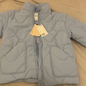 Blå jacka  - Säljer min fina blåa jacka från monki som jag älskar men har aldrig kommit till någon användning :/ jackan är stor i storleken så skulle säga att den även funkar på dom som bär xs och s 