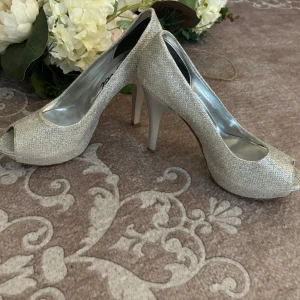 Högklackade silver sandaler festskor bröllop student bal - Storlek 37