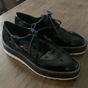 Platåskor Zara - Snygga platåskor i Lack från Zara. Obetydligt använda. Strl 39