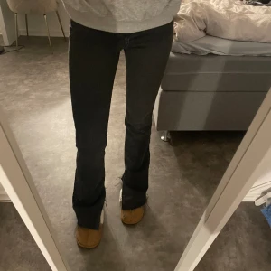 Zara jeans - Säljer dessa snygga gråa jeans med slits från zara🩷 kontakta mig vid intresse, frakten tillkommer och är spårbar🤩