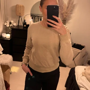 Begie sweatshirt - Säljer min begie sweatshirt då jag tycker den är för liten. Den är perfekt nu till sommaren och ta på sig när det är kyligare ute. Är i fint skick men använd😍 pris går att diskutera!!!!
