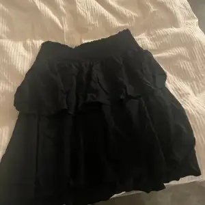 Säljer denna söta svara kjol från ginatricot❤️ storlek 38 men passar xs-m. Kontakta mig vid intresse, frakten tillkommer och är spårbar❤️‍🔥