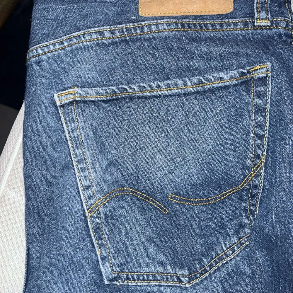 Säljer mina jack&Jones jeans, hör av er vid intresse elr frågor. I jeansen står det W34 L32 men de passar som W32 L32. Jeans & Byxor.